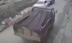 Xót xa cảnh bé trai bị xe tải cán khi băng qua đường