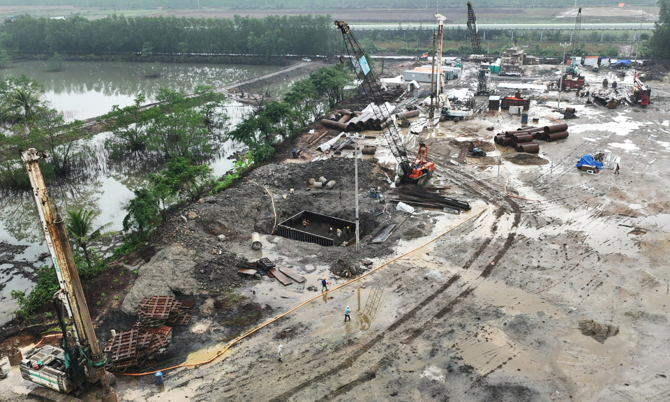 Cần gỡ khó để đẩy nhanh tiến độ thi công đường ven sông