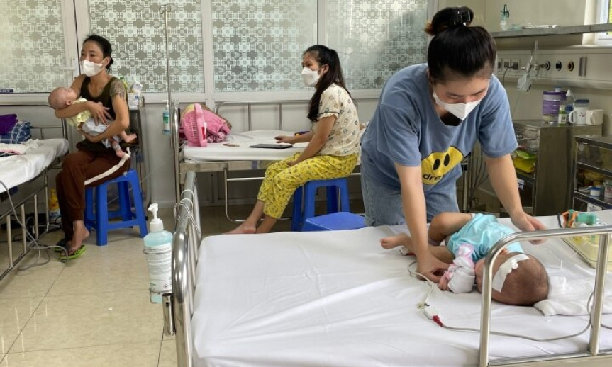 Thời tiết nồm ẩm, trẻ dễ ốm, làm gì để phòng bệnh?