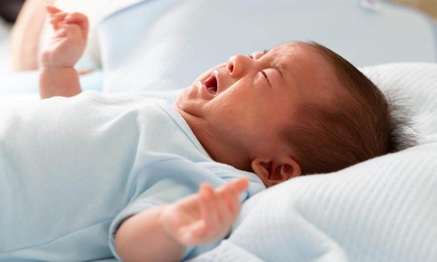 Cách giúp trẻ giảm khó chịu khi bị đầy hơi