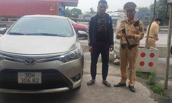 Lái xe dương tính với ma tuý, sử dụng giấy phép lái xe giả ở Hải Dương