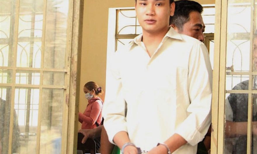 Thanh niên đâm chết hàng xóm vì được khuyên uống ít bia