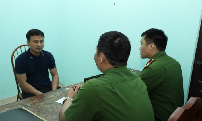 Bị mời về trụ sở làm việc, người đàn ông đấm công an rồi lên ô tô bỏ chạy