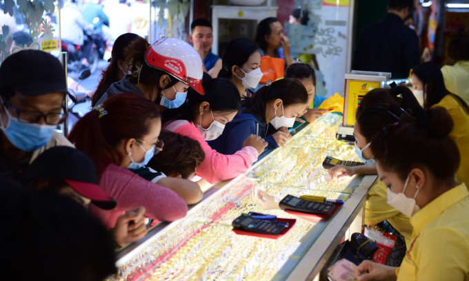 Gold ticks up