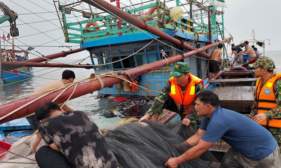 Chìm tàu cá, kịp thời cứu sống 6 ngư dân ở Quảng Bình