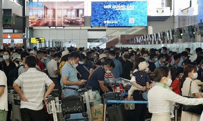Thí điểm dùng căn cước gắn chíp xác thực khách tại sân bay Nội Bài