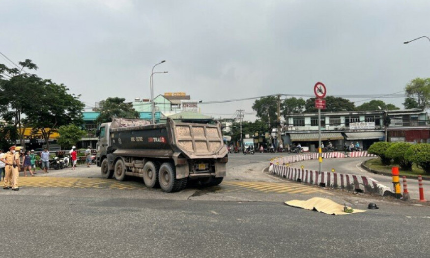 Người phụ nữ đi xe máy tử vong thương tâm sau va chạm xe ben ở TP.HCM