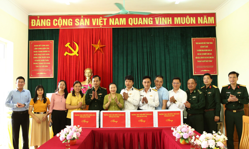 Đoàn công tác HĐND tỉnh Quảng Ninh thăm, làm việc tại thôn đảo Trần