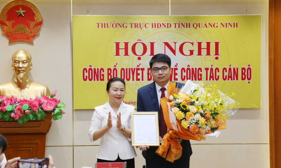 Trao Quyết định của Thường trực HĐND tỉnh về công tác cán bộ