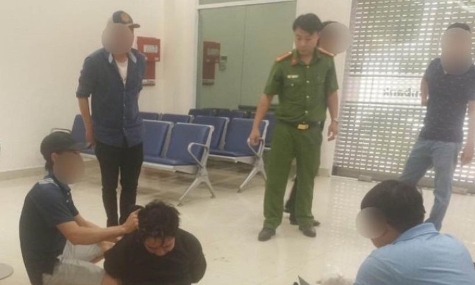 Bắt giữ thanh niên cầm vật giống súng vào ngân hàng