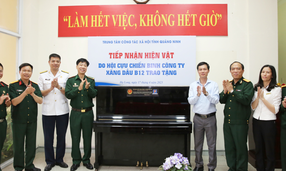 Hội CCB Công ty xăng dầu B12 tặng quà Trung tâm công tác xã hội tỉnh