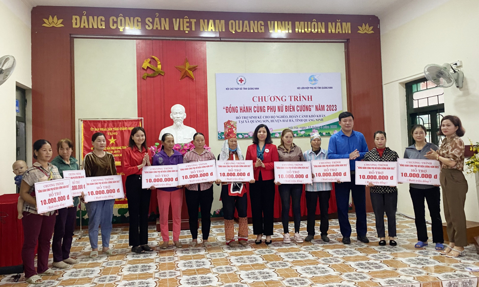 Trao vốn vay hỗ trợ sinh kế cho 10 phụ nữ khó khăn tại huyện Hải Hà