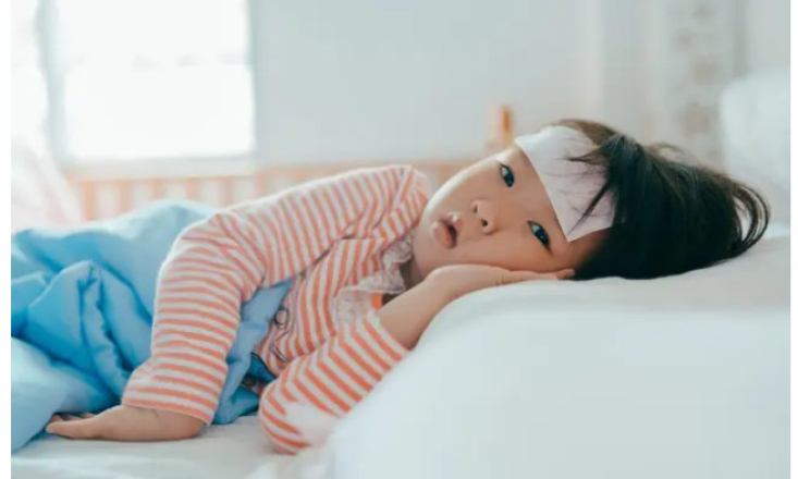 Sai lầm kinh điển của cha mẹ khi con sốt, coi chừng đang hại con