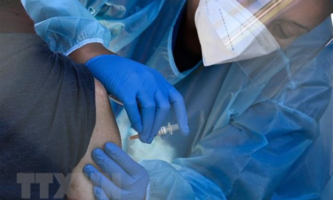 Mỹ tiêm mũi 2 vaccine COVID-19 thể lưỡng trị cho người cao tuổi