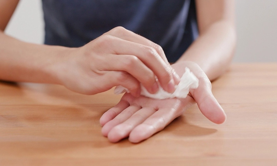 Bất tiện khi nách liên tục đổ mồ hôi và có mùi