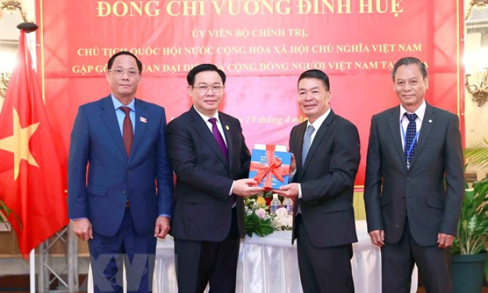 Chủ tịch Quốc hội gặp mặt đại diện cộng đồng người Việt ở Cuba