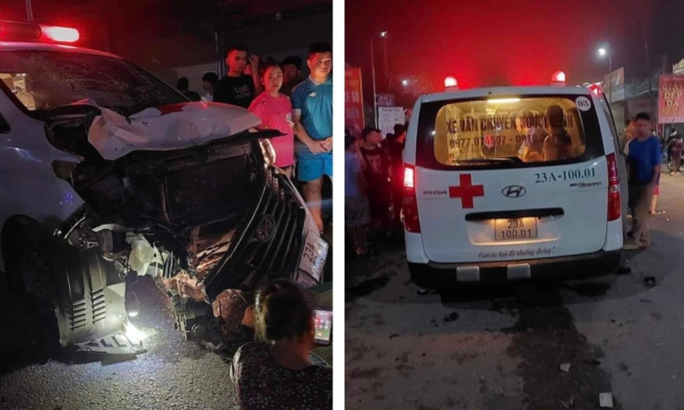 Va chạm với xe cứu thương, 2 người đi xe máy tử vong