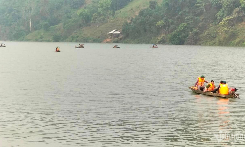 Lật thuyền trên sông Lô, tìm thấy 1 thi thể, còn 2 người mất tích