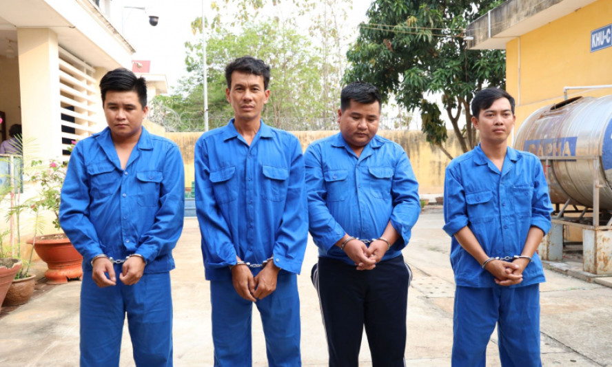 Nhậu say, đánh Giám đốc khu công nghiệp và người đi đường