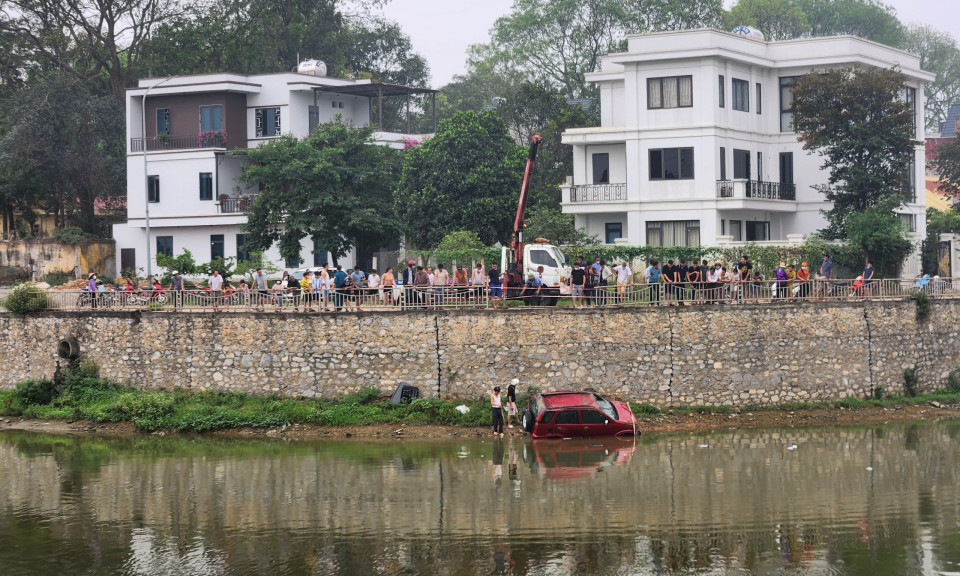 Ô tô lao xuống hồ vì... tránh xe khác ở Vĩnh Phúc