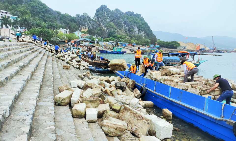 Vân Đồn: Ra quân tổng lực thu gom phao xốp trên biển