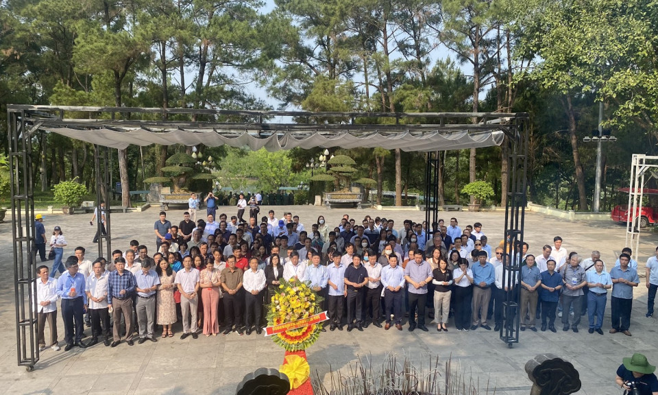 Đoàn Hội thảo Báo Đảng các tỉnh, thành phố khu vực miền Trung- Tây Nguyên lần thứ 10 (vòng IV): Dâng hương viếng các anh hùng liệt sĩ tại Nghĩa trang Liệt sĩ quốc gia Trường Sơn