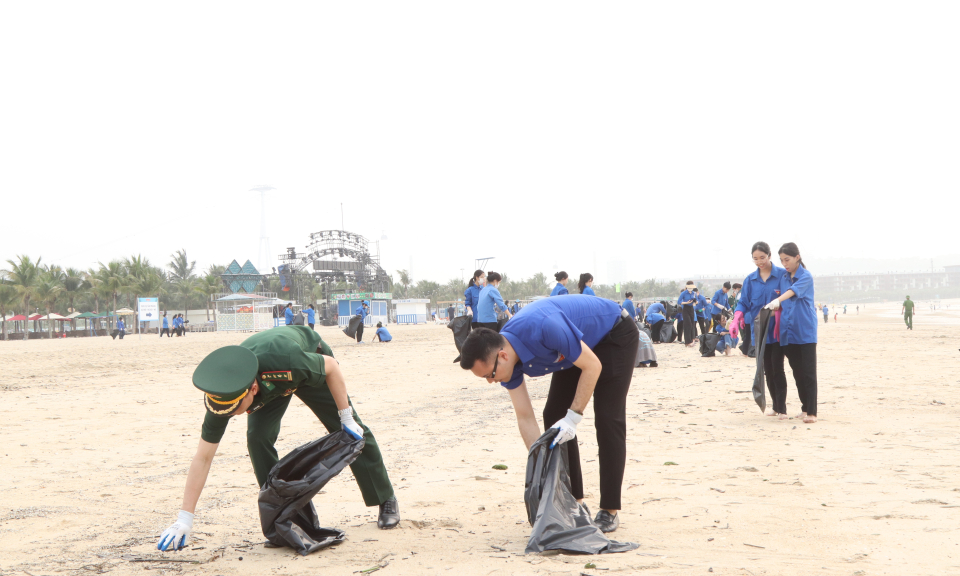 Trên 300 ĐVTN ra quân làm sạch biển