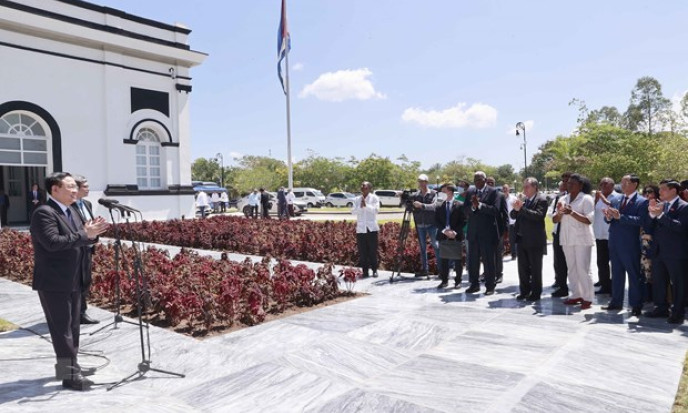 Chủ tịch Quốc hội Vương Đình Huệ thăm thành phố Santiago de Cuba