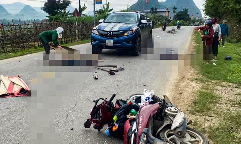 Xe bán tải va chạm với xe máy, 2 phụ nữ tử vong