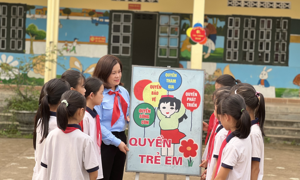 Cô giáo, Tổng phụ Đội hết lòng với học sinh vùng cao