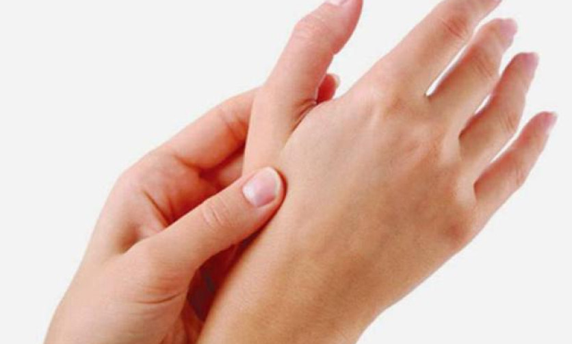 Tê bì tay chân là nguyên nhân của bệnh gì và khi nào cần đi khám?