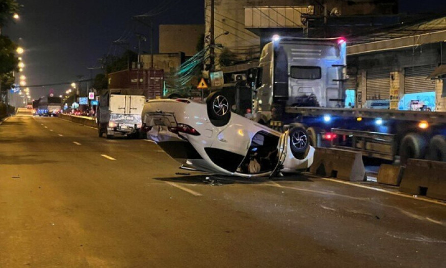 Ô tô 4 chỗ lộn nhiều vòng trên QL1, văng vào xe tải rồi lật ngửa giữa đường