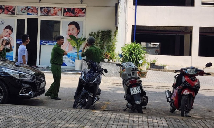 Vợ tử vong, chồng rơi từ tầng 15 chung cư ở TPHCM