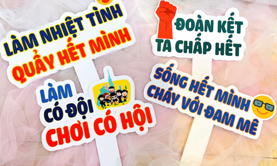 Cửa hàng in hashtag cầm tay chụp hình đẹp, uy tín và chất lượng
