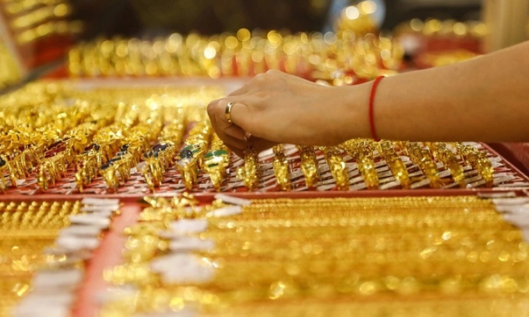 Gold prices decrease