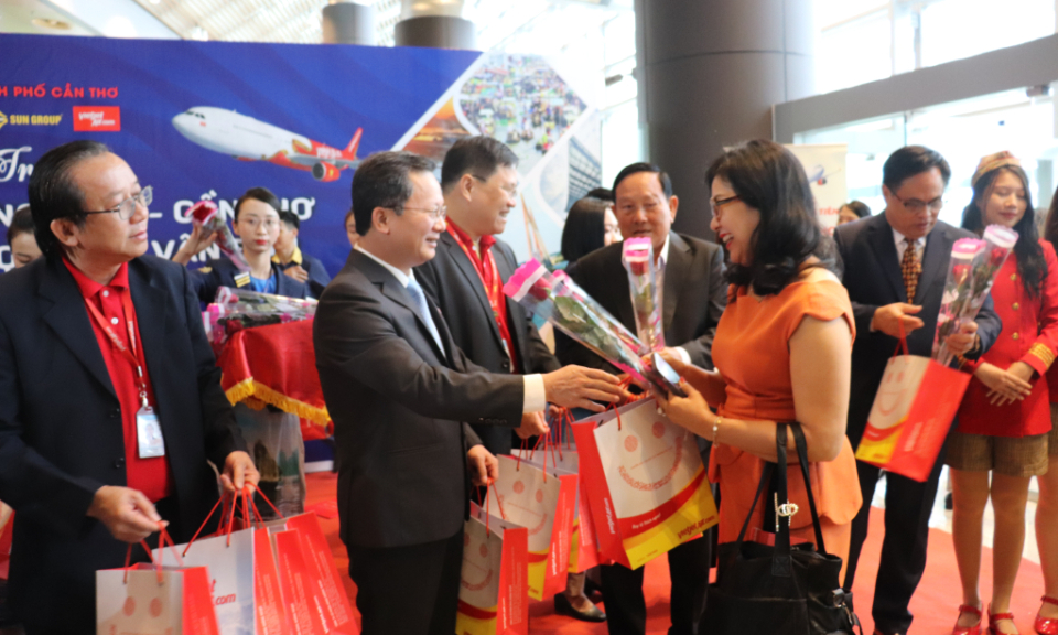 First flight from Can Tho city landed at Van Don International Airport