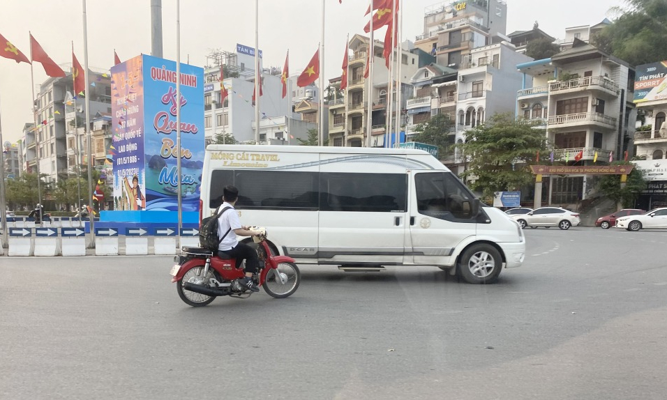 Tái diễn tình trạng "quên" đội mũ bảo hiểm