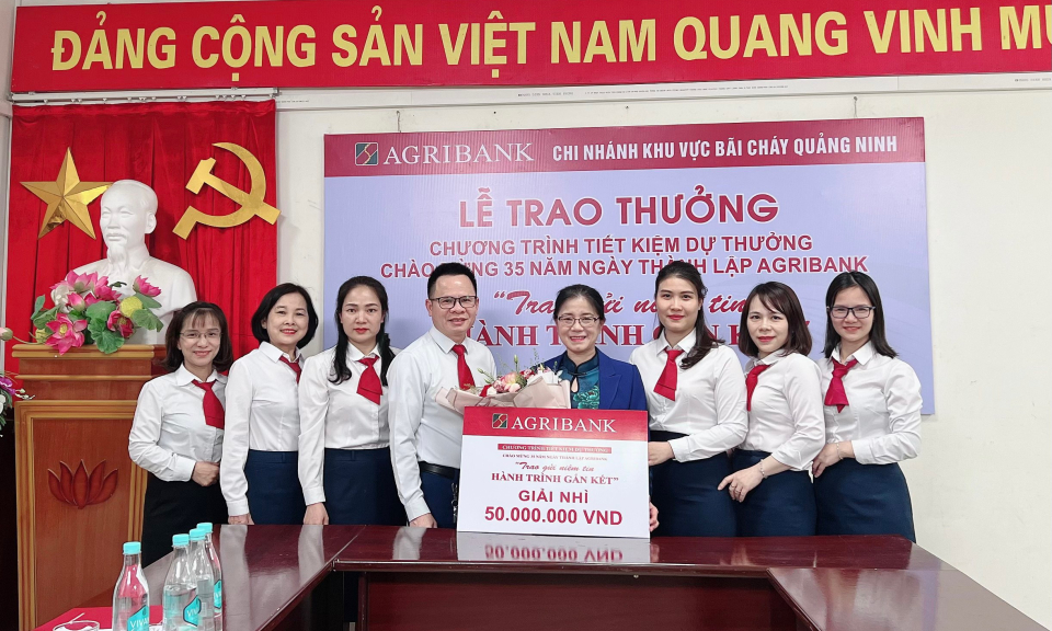 Agribank chi nhánh Khu vực Bãi Cháy - Quảng Ninh trao thưởng Chương trình tiết kiệm dự thưởng “Trao gửi niềm tin – Hành trình gắn kết”