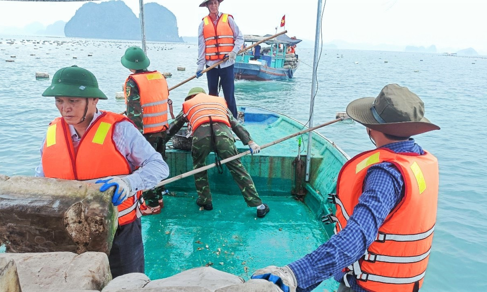 Vân Đồn: Tiếp tục ra quân thu gom phao xốp trôi nổi trên biển