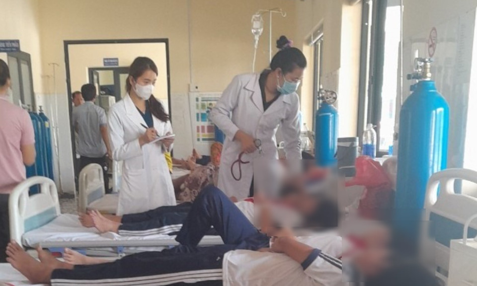 8 học sinh nhập viện sau khi ăn kẹo mua trước cổng trường ở Bình Phước