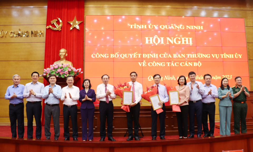 Công bố quyết định về công tác cán bộ