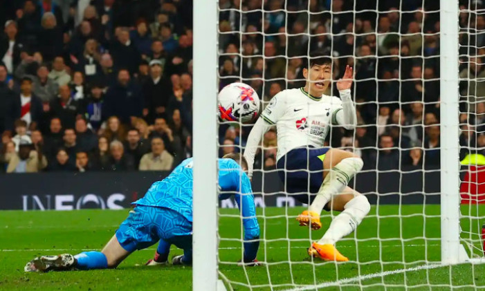 Man Utd rơi điểm dù dẫn Tottenham hai bàn
