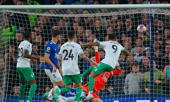 Newcastle bứt lên trên Man Utd