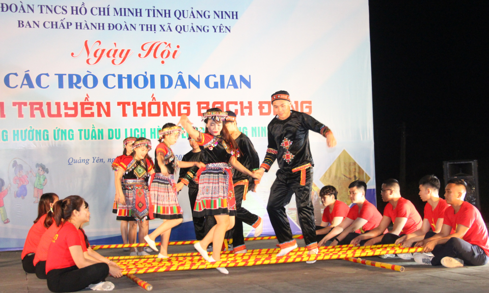 Rộn ràng các trò chơi dân gian tại Lễ hội truyền thống Bạch Đằng