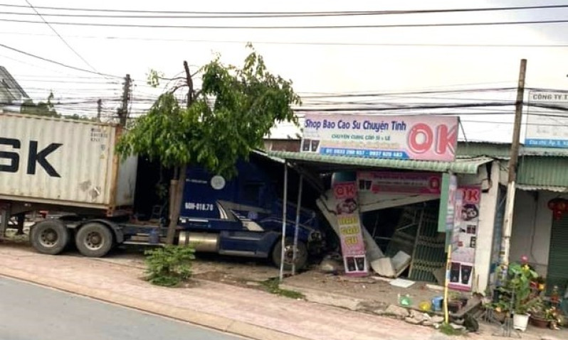 Xe container lao vào loạt ki ốt bên đường
