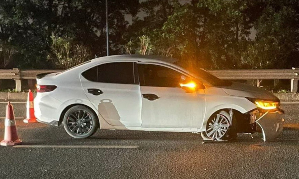 Honda City đâm phải cục đá trên cao tốc Ninh Bình, sửa mất gần 70 triệu, chủ xe bức xúc