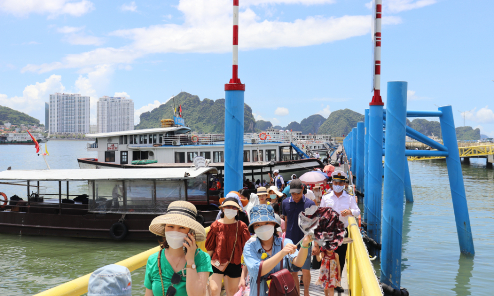Quang Ninh welcomes nearly 6 million tourist arrivals in 4 months