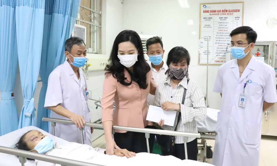 Lãnh đạo tỉnh thăm hỏi động viên nạn nhân bị tai nạn giao thông