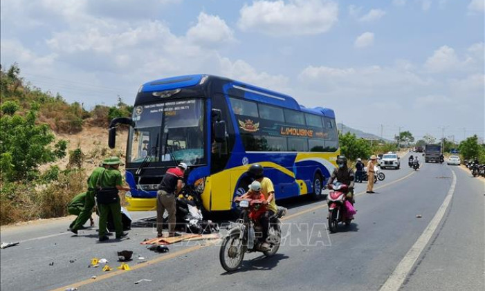Ninh Thuận: Xe máy va chạm với ô tô khách, một phụ nữ tử vong