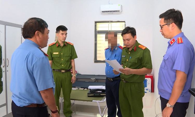 Thanh tra giao thông “làm luật” với hàng loạt tài xế